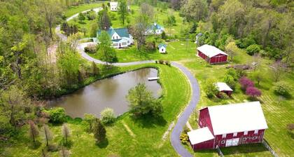 Peaceful 2-House Farm Stay near Rocky Fork Lake