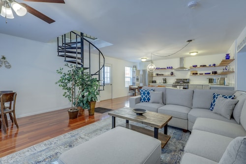 Mountainside Bliss: Red River Getaway w/ Fireplace