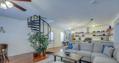 Mountainside Bliss: Red River Getaway w/ Fireplace