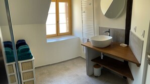 A modern bathroom with a large window, a white sink, and a mirror. - La Maison de Triboulet, Chambres et Table D'hôtes, Extingo, Extingo (Pocé-sur-Cisse)