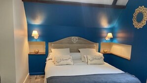 A bedroom with a bed, two bedside tables, and wall-mounted lamps. - La Maison de Triboulet, Chambres et Table D'hôtes, Extingo, Extingo (Pocé-sur-Cisse)