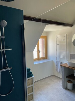 Ilmaiset hygieniatuotteet, hiustenkuivaaja, kylpytakit, tohvelit
