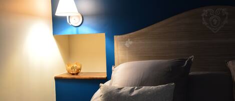 Desk, soundproofing, Internet, bed sheets