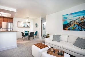 Smart TV - 1.5 mile to beach, Gated complex, Pool, spa, exercise room, walk to restaurants. (Oceanside)