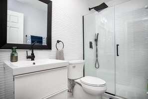 Dusj, hårføner, håndklær og såpe