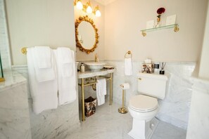 Haartrockner, Shampoo, Toilettenpapier