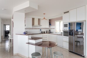 Cafetera y tetera, refrigerador, microondas y horno 