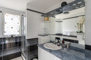 Séchoir à cheveux, serviettes fournies
