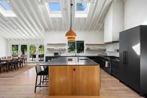 Køleskab, mikrobølgeovn, ovn, kogeplade