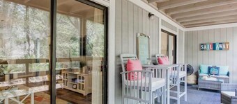 Quick Beach Access- Beautiful Screened in Deck and POOL