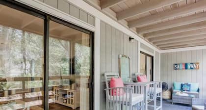 Quick Beach Access- Beautiful Screened in Deck and POOL