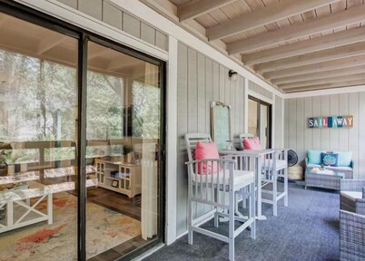 Quick Beach Access- Beautiful Screened in Deck and POOL