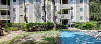 Quick Beach Access- Beautiful Screened in Deck and POOL