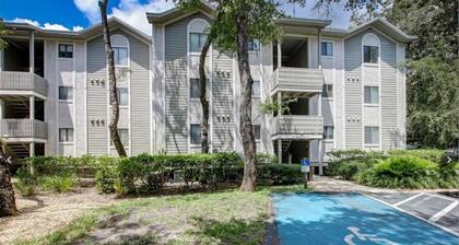 Quick Beach Access- Beautiful Screened in Deck and POOL