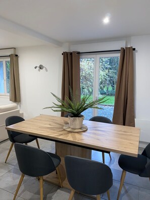 Dining - A la Rondayette, Votre Refuge de Calme en Pleine Nature (Flaignes-Havys)