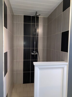 Secador de cabelo, toalhas de banho, sabonete, shampoo