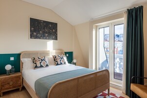 Three-Bedroom Penthouse Apartment | 特色装修、特色家居、办公桌、笔记本电脑工作区