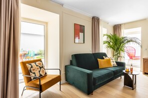 Two Bedroom Apartment with terrace | Oppholdsområde | En 45-tommers smart-TV med digitale kanaler