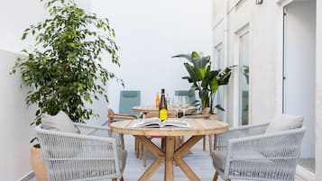 Two Bedroom Apartment with terrace | Terrasse/Patio