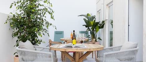 Two Bedroom Apartment with terrace | Terraza o patio