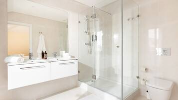 Douche, articles de toilette gratuits, sĂšche-cheveux, peignoirs