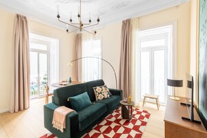 One Bedroom Apartment with Balcony | 起居区 | 45-英寸智能电视（配备数码频道）