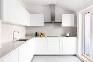 Three-Bedroom Penthouse Apartment | Private kitchen | Full-size fridge, microwave, oven, stovetop