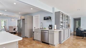 Réfrigérateur, micro-ondes, four, lave-vaisselle