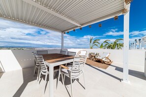 Outdoor dining - Buena Vista Sunset penthouse • Dreamlike views • by OYOOSTAYS (Los balcones - Torrevieja)