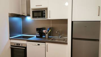 Frigorifero, microonde, forno, piano cottura