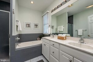 Hair dryer, towels, soap, toilet paper - Beautiful Ocean View House Apt 3
 (Ocean View)