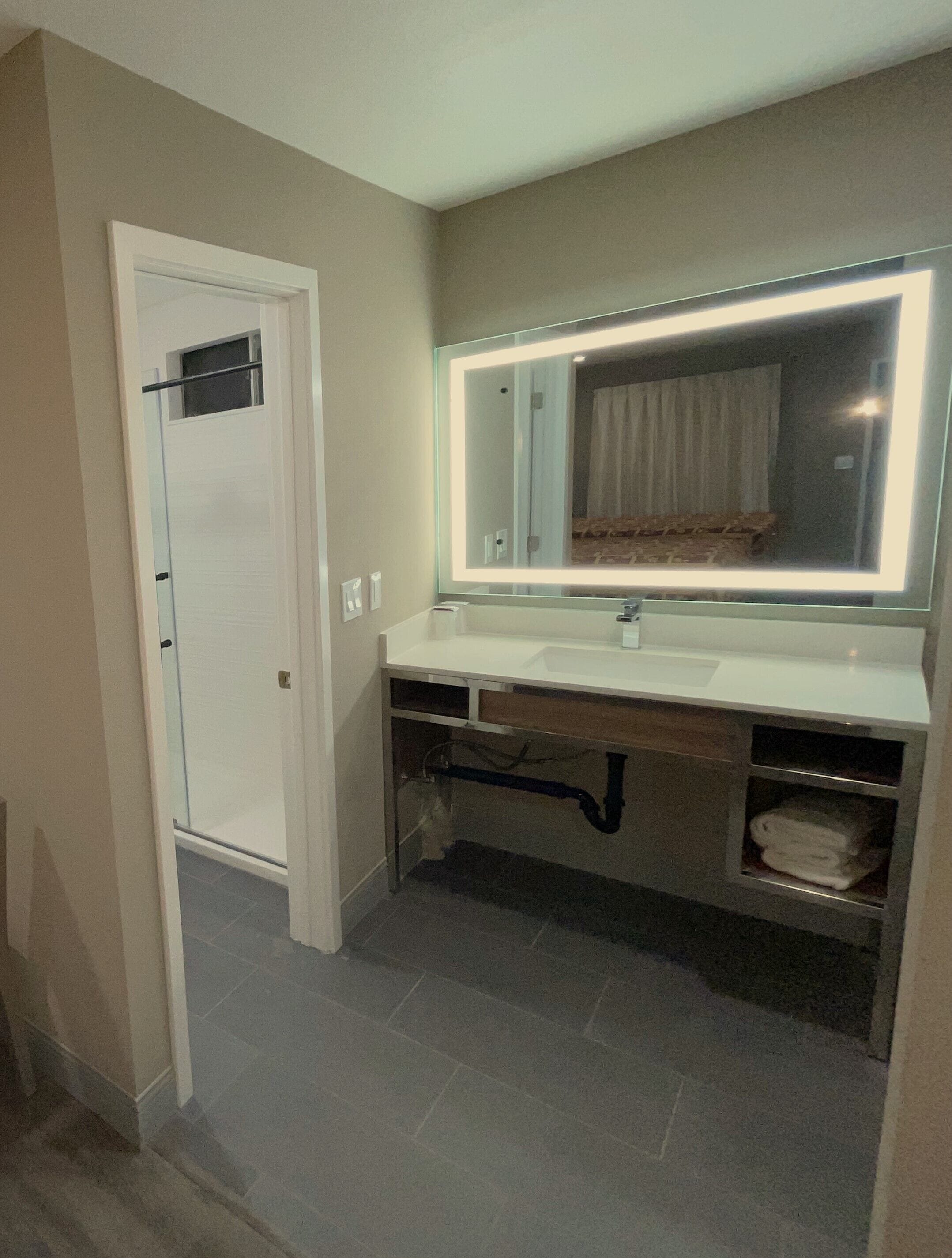 Standard Room, 1 King Bed | Bathroom | Towels