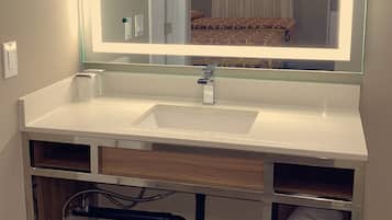 Comfort-Zimmer, 1 King-Bett, Bergblick | Badezimmer | Handtücher