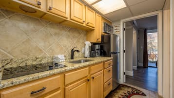 Réfrigérateur, four à micro-ondes, un four, surface de cuisson