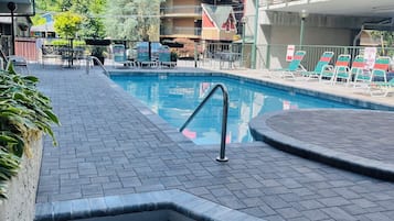 Piscine intérieure, piscine extérieure