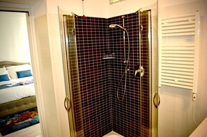 Secador de pelo, toallas, jabón y papel higiénico