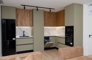Refrigerador con freezer, microondas, horno, placa de cocina