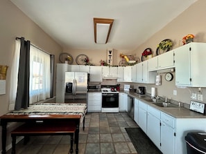 Fridge, microwave, oven, stovetop - New Listing- Monument View Guesthouse; Rural Fruita Biking Retreat! (Fruita)