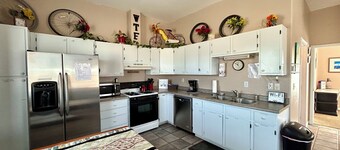 New Listing- Monument View Guesthouse; Rural Fruita Biking Retreat!