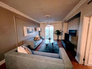 Een smart-tv en een stereo