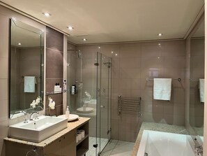 Een douche, een haardroger, handdoeken, zeep