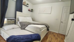Room - Cozy Studio with Kitchenette Attached (Davenport)