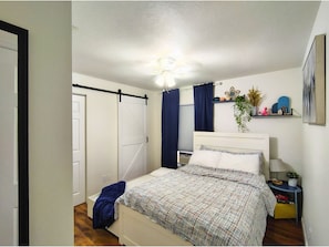 1 habitación, tabla de planchar con plancha y cuna de viaje