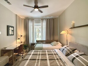 3 dormitorios, escritorio, tabla de planchar con plancha y cuna de viaje