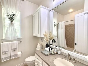Shower, hair dryer, towels - New Vista | Chef Kitchen, Golf Course Views (San Antonio)
