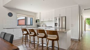 雪櫃、微波爐、焗爐、爐具