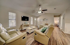 Smart TV - TWISTED TURTLE! 3bed/2bath home with POOL & GAME ROOM in Historic St. Andrews! (Panama City)