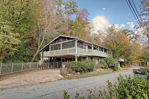 Exterior - T Landing Top & Bottom Units (Clayton)