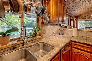 บ้านพักสำ��หรับครอบครัว, 3 ห้องนอน, ปลอดบุหรี่, วิวทะเลสาบ | ครัวส่วนตัว | ตู้เย็นขนาดใหญ่, ไมโครเวฟ, เตาอบ, เตาประกอบอาหาร