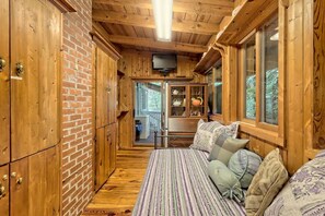 บ้านพักสำหรับครอบครัว, 3 ห้องนอน, ปลอดบุหรี่, วิวทะเลสาบ | เครื่องนอนป้องกันสารก่อภูมิแพ้, โต๊ะทำงาน, Wi-Fi ฟรี